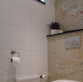Toilet met granieten achterwand